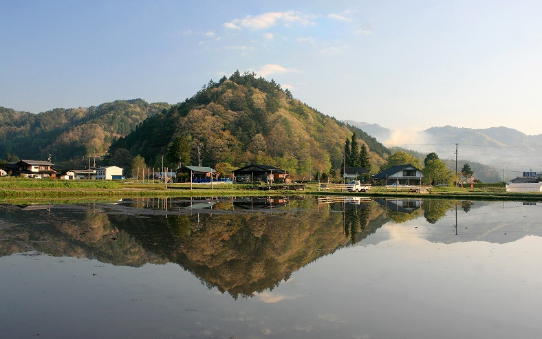 売木村の中心に位置する高森山と田植え前の田園(売木村)