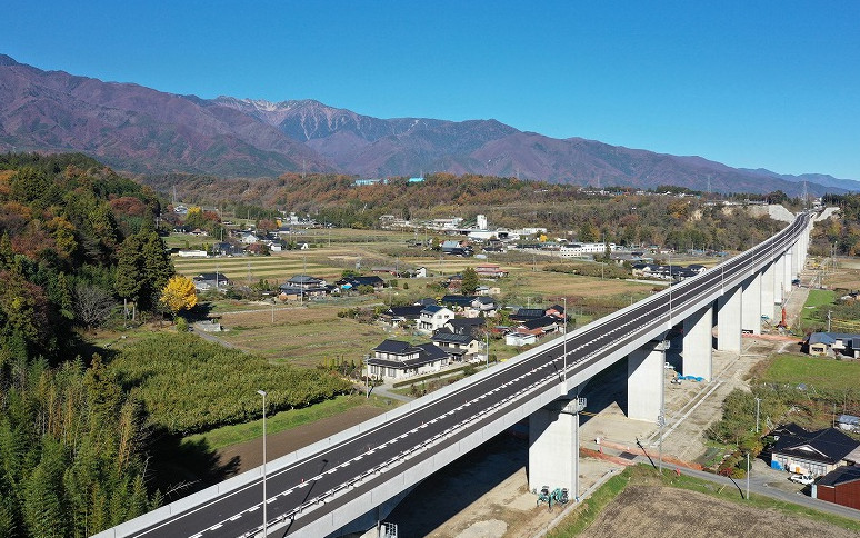 2018年11月に全線開通した伊那谷を走る伊南バイパス(駒ヶ根市)